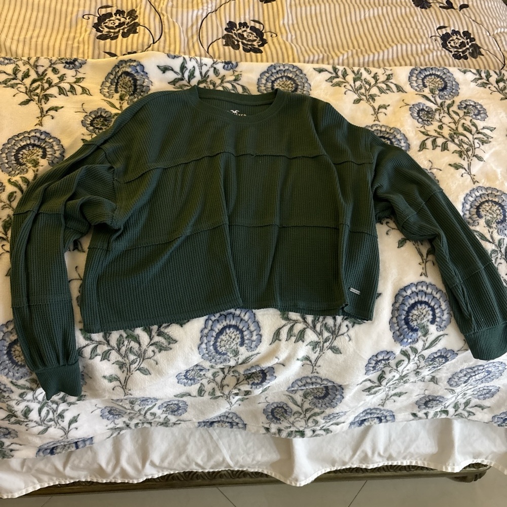 HOLLISTER CO. • Cropped Women's Green Sweater